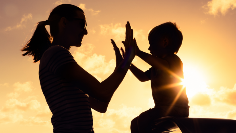 Parent qui gère ses émotions et enfant heureux, qui éprouvent de la joie, de la complicité.