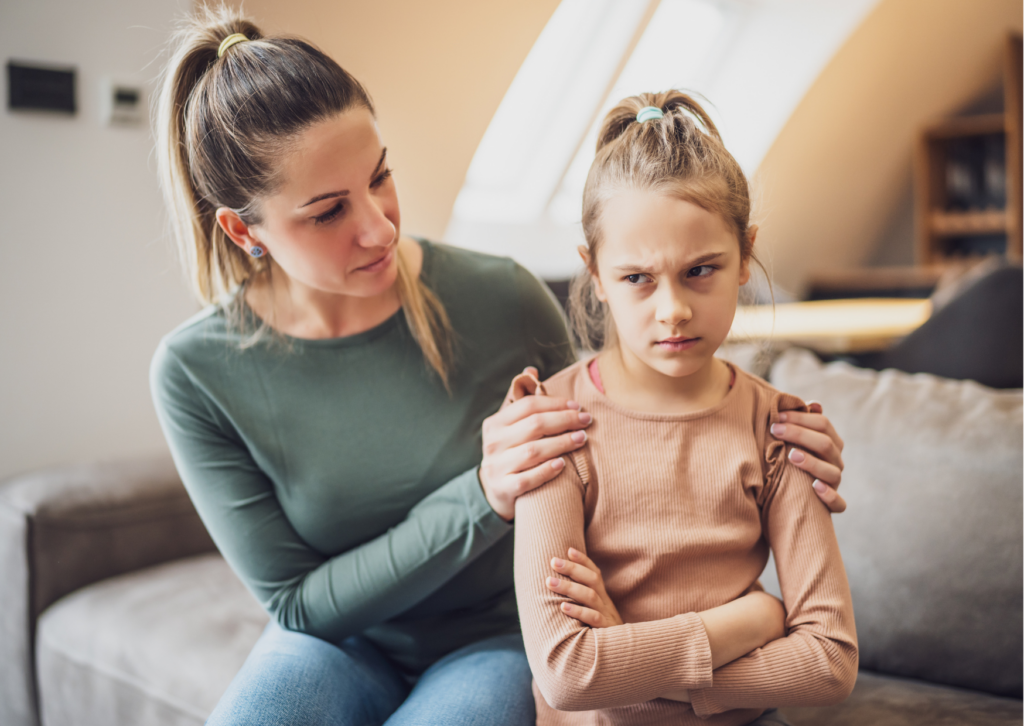 Mère qui réconforte sa fille frustrée