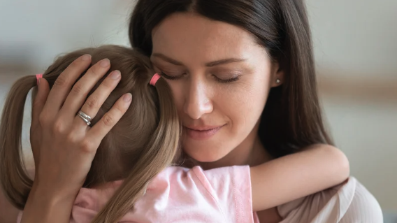 mère et enfant qui se font un câlin