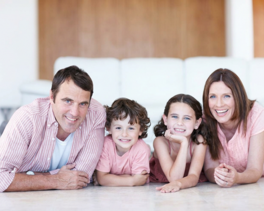 famille apaisée et souriante