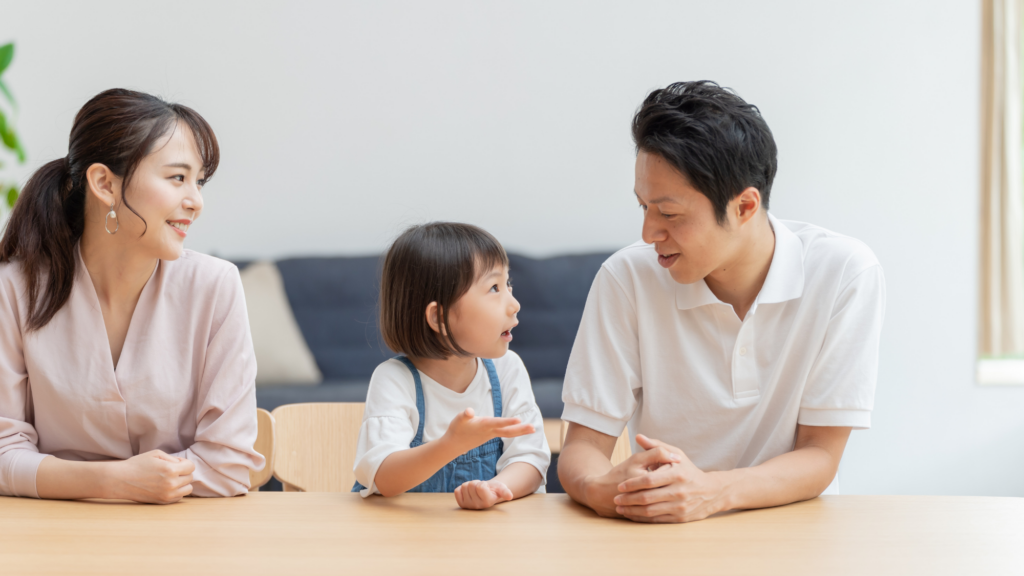 Famille en pleine discussion, parents à l'écoute des émotions de leur enfant
